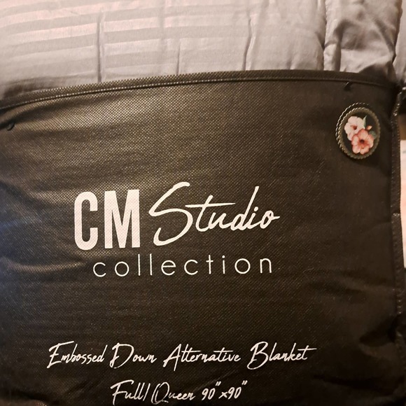 NIB-CM Studios Embossed Down QUEEN Comforter Gray striped - Picture 3 of 5